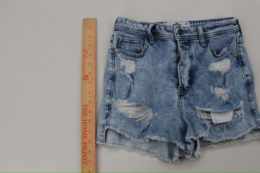 Hollister Curvy Ultra High-Rise Mom Short Distressed Denim Shorts Size 5 W27 - Picture 3 of 8